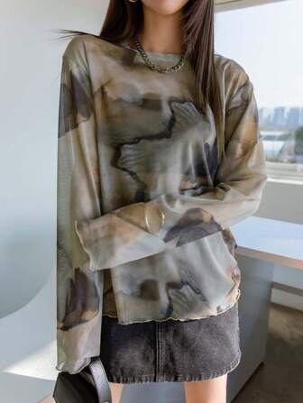 Parte superior de mujer de manga larga transparente con hombros caídos y efecto tie-dye, sin top bandeau