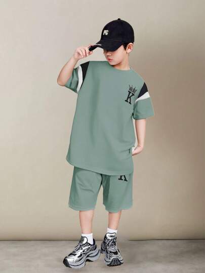 SHEIN 两件套青少年男孩休闲运动时尚百搭柔软舒适色块印花短袖 T 恤和松紧腰短裤套装，适合秋季、春季、夏季、日常、户外、学校、街头、派对和居家休闲活动