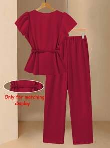 Qadelle Bộ 2 chiếc áo thun cổ chữ V màu trơn thanh lịch kèm quần dài dây xích kim loại - Màu Đỏ Sâu - Xem 2