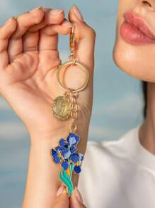 SHEIN Touch of Art 时尚优雅的梵高艺术鸢尾花锌合金钥匙扣/吊坠，可作包包装饰，亦可作礼物、夏季服饰、春季服饰、海滩度假等场合的装饰品。 - 彩色 - 查看 2