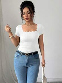 Chiquease Camiseta de mujer con cuello cuadrado, mangas cortas, cintura fruncida y borde ondulado en negro, versátil para el verano