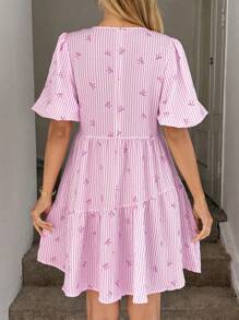 SHEIN LUNE Romantisches, lässiges Puppenkleid mit rosa Streifen und Schmetterlingsdruck für den Sommer für Damen. Damenbekleidung. Fließendes Sommerkleid, Babydoll-Oberteil, Urlaubskleid, Sommeroutfits für Damen, europäisches Sommerkleid mit Milchmädchenmotiv