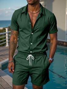 Manfinity RSRT Conjunto de camisa casual de manga corta de rayas verticales con un solo abotonadura para hombres, ideal para el verano