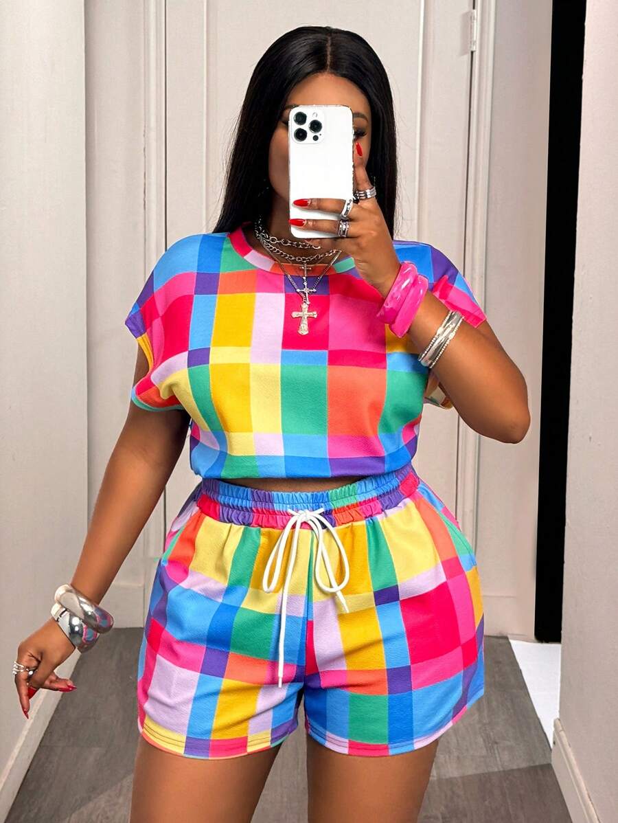 Slaydiva Set de 2 piezas de camiseta corta de cuello redondo y pantalones cortos con estampado a cuadros colorido y textura para mujer talla grande, para primavera/verano, uso casual y deportivo. Conjunto de 2 piezas multicolor para mujer talla grande, ideal para el verano. - Multicolor - Ver 1