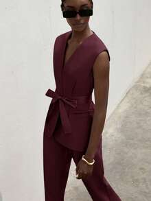 Aveloria Modichic 新款优雅职业女装套装，V领无袖缎面拼接束带背心和修身喇叭裤，修身工作服 - 酒紅色 - 查看 1