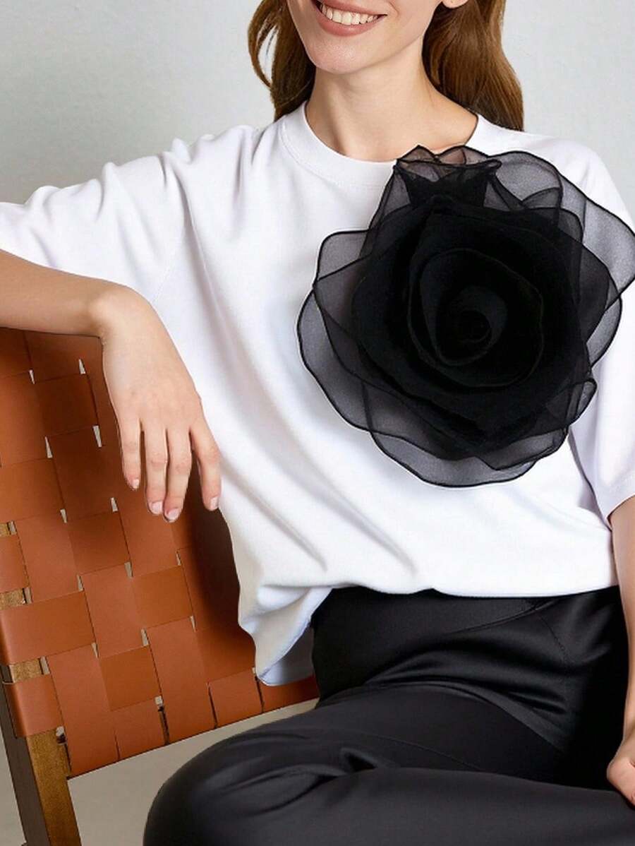 SHEIN LUNE 时尚宽松女式 T 恤，夏季圆领短袖 T 恤，采用超大 3D 花朵设计和撞色，休闲时尚街头风格上衣图案 T 恤女式上衣 - 白色 - 查看 1