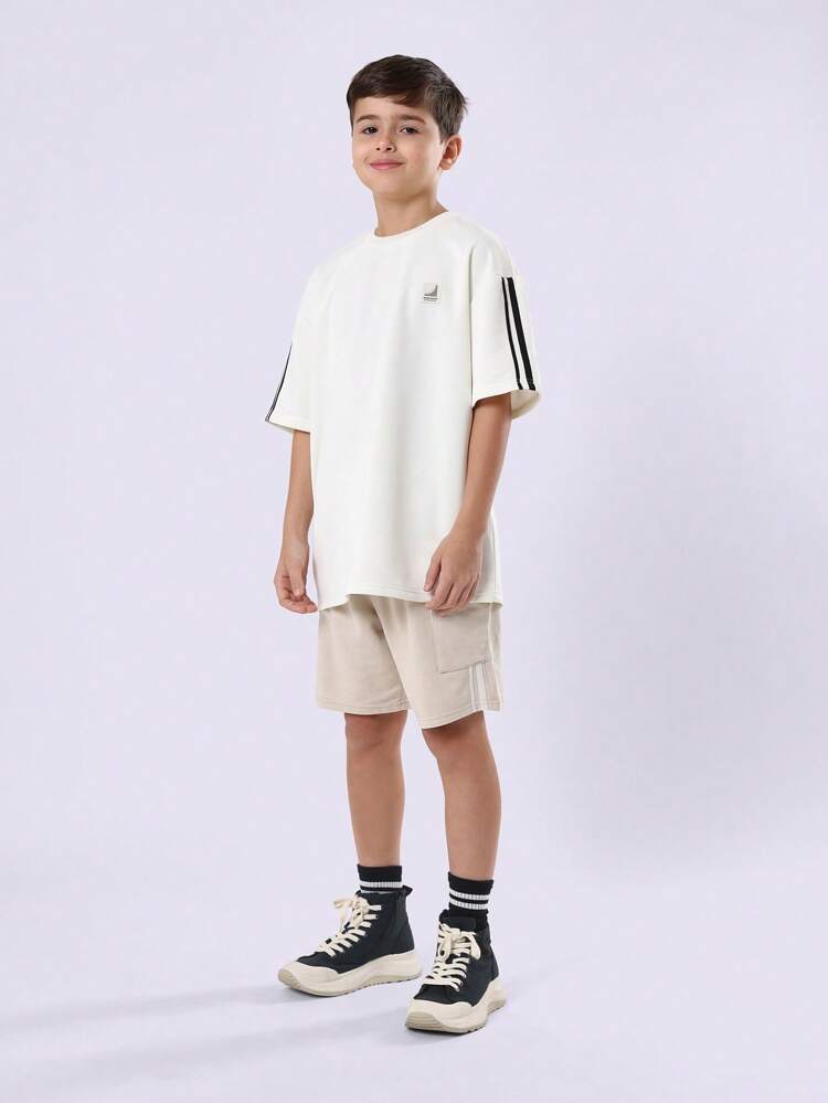 Completo T-shirt e pantaloncini oversize con dettaglio laterale a righe