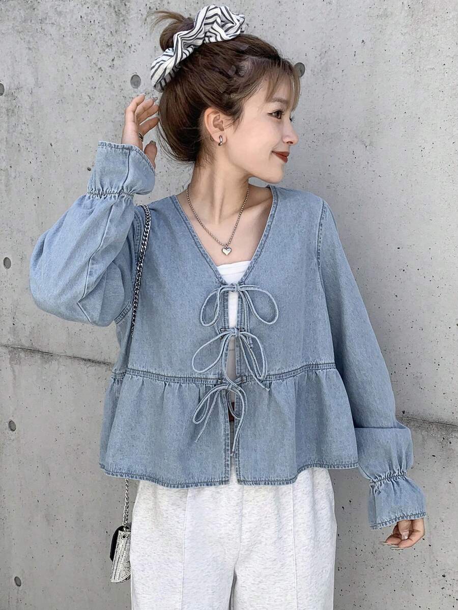 FRIFUL 女士浅蓝色系带蝴蝶结袖口休闲百搭牛仔上衣，适合机场/度假穿着，长袖 - 淺色水洗藍 - 查看 1