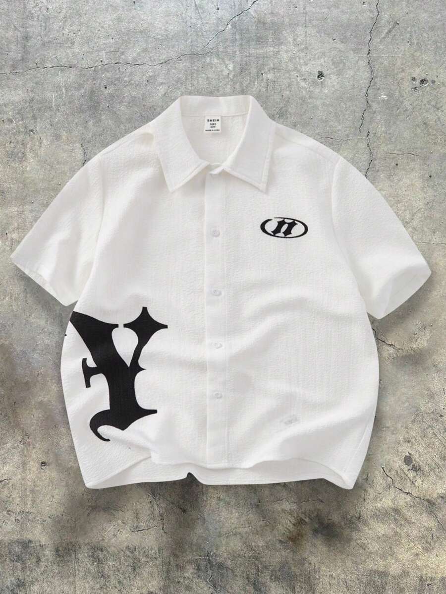 SHEIN 1 件青少年男孩休闲运动街头时尚白色翻领衬衫，纹理面料上有大字母图案，适合返校，适合生日派对、晚会、表演、婚礼、洗礼、开幕式，日常适合日常使用，适合上学，适合旅行，适合运动，适合春夏和秋季，适合白色上衣学校返校白色 T 恤 Y2k 上衣 - 白色 - 查看 1