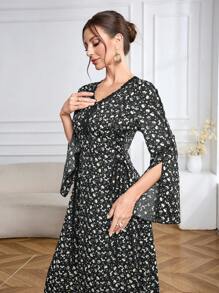 Al Najma Robe femme col V à manches évasées, ceinture à nouer à la taille, contraste de couleur noir et imprimé floral violet