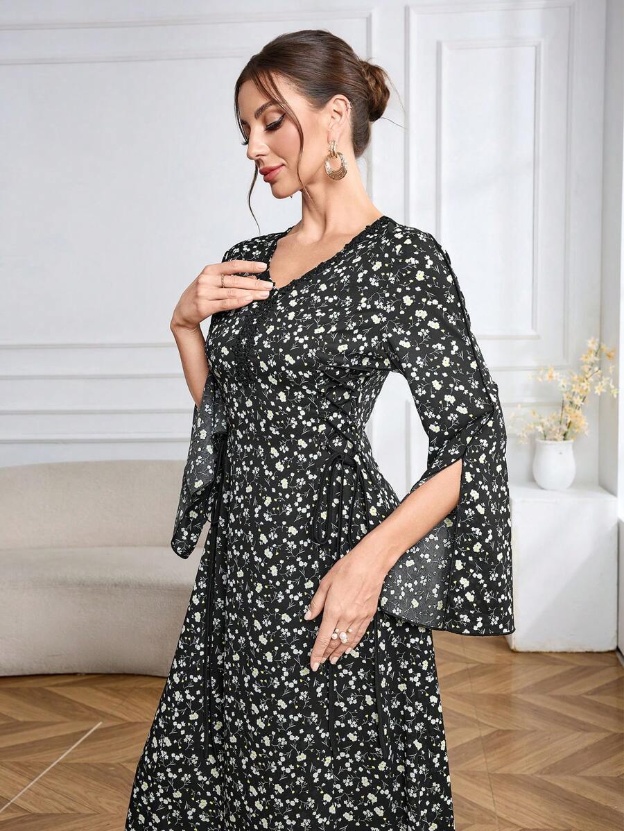 Al Najma Robe femme col V à manches évasées, ceinture à nouer à la taille, contraste de couleur noir et imprimé floral violet