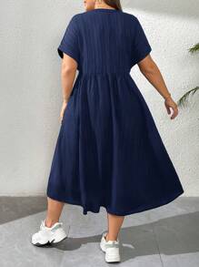 SHEIN Essnce 大码女装春夏时尚休闲宽松舒适日常黑色纹理面料 V 领短袖中长连衣裙，带口袋，女士夏季服装，工作服，曲线黑色连衣裙，教堂服装女士 - 藏蓝色 - 查看 2