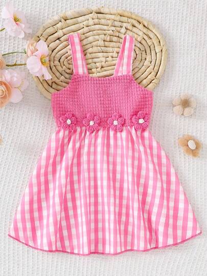 女婴可爱吊带粉色格子拼布钩针面料手工花朵装饰连衣裙
