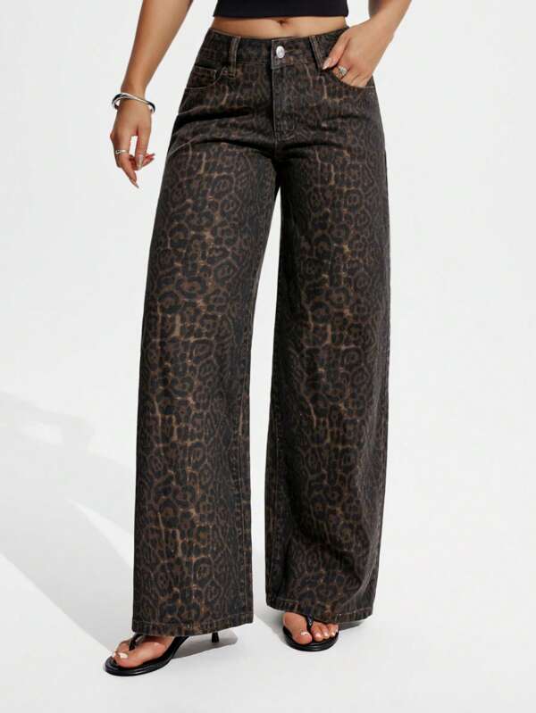 SHEIN PETITE Pantalones vaqueros casuales versátiles de mujer con estampado de leopardo y pierna acampanada suelta con bolsillos