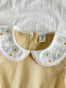 SHEIN Vintaside Kids Vestido corto de niña de color amarillo intenso, con diseño de cuello Peter Pan, dulce y llamativo, con decoración bordada de flores que agrega estilo, corte ajustado simple que resalta la vibrantecortesía, adecuado para juegos al aire libre, uso en casa, actividades deportivas, fiestas de cumpleaños y otras ocasiones
