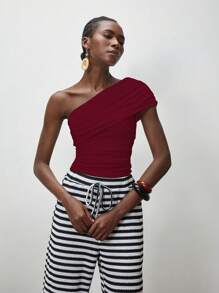 Lumivelle Blouse décontractée pour femmes de grande taille, fabriquée en coton, avec épaule asymétrique, détails plissés à l'épaule et sur le côté - Rouge foncé - Voir 3