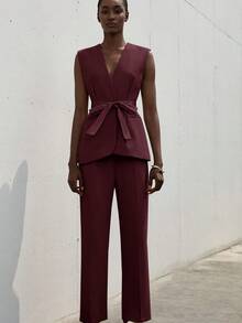 Aveloria Modichic 新款优雅职业女装套装，V领无袖缎面拼接束带背心和修身喇叭裤，修身工作服 - 酒紅色 - 查看 4