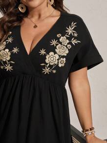 Comfylo Vestido curto feminino plus size, preto, com decote em V, manga curta, linha A, bordado, primavera/verão - Preto - Ver 7