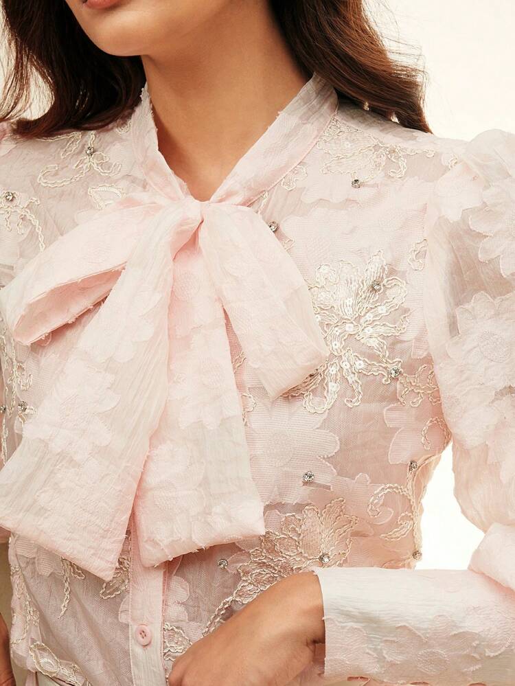 Camisa de manga larga con cuello de lazo de tela jacquard elegante