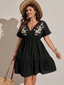 Comfylo Vestido curto feminino plus size, preto, com decote em V, manga curta, linha A, bordado, primavera/verão - Preto - Ver 3