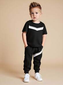 SHEIN 2 件套男童休闲运动百搭撞色短袖 T 恤和松紧腰黑色裤子套装