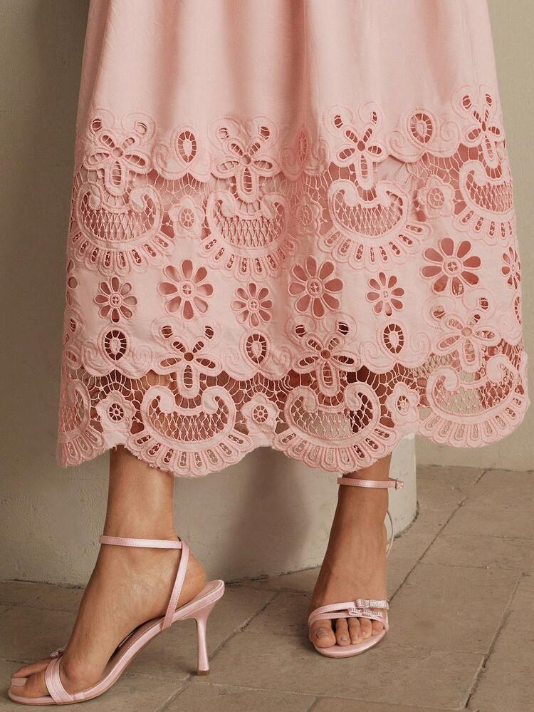 Vestido con bordado calado, plisado y decoración de lazo, diseño de verano