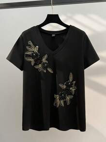 EMERY ROSE 女士休闲纯色 V 领短袖 T 恤，黑色和金色花卉刺绣和珍珠贴花，适合休闲和居家