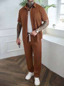 Manfinity Homme 2 piezas Conjunto de camisa de manga corta a rayas de unicolor y pantalones, conjunto de ropa casual de vacaciones, ropa de 2 piezas para hombres, conjunto de 2 piezas para hombres, ropa de verano para hombres, artículos versátiles para el transporte diario, viajes, vacaciones y salidas, regalos para esposo y novio, estilo casual y sencillo, estilo urbano maduro, estilo de caballero británico Conjunto marrón casual de 2 piezas para hombres - Óxido marrón - Ver 5