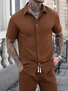 Manfinity Homme 2 piezas Conjunto de camisa de manga corta a rayas de unicolor y pantalones, conjunto de ropa casual de vacaciones, ropa de 2 piezas para hombres, conjunto de 2 piezas para hombres, ropa de verano para hombres, artículos versátiles para el transporte diario, viajes, vacaciones y salidas, regalos para esposo y novio, estilo casual y sencillo, estilo urbano maduro, estilo de caballero británico Conjunto marrón casual de 2 piezas para hombres - Óxido marrón - Ver 4