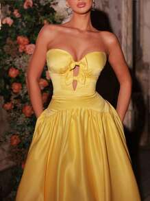 Glamrae Robe élégante en satin jaune brillant, décolleté en V profond sans bretelles, avec nœud décoratif, taille basque extra large, ourlet extra large, dos réglable. Convient pour les sorties, les vacances, les anniversaires, les fêtes, les mariages, les bals de promo et les galas formels. - Jaune citron - Voir 2
