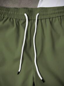 Manfinity LEGND Conjunto informal de camiseta y pantalones cortos con bolsillo y contraste de color para hombres, verano