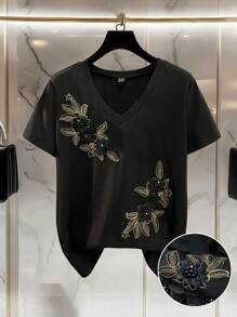 EMERY ROSE 女士休闲纯色 V 领短袖 T 恤，黑色和金色花卉刺绣和珍珠贴花，适合休闲和居家