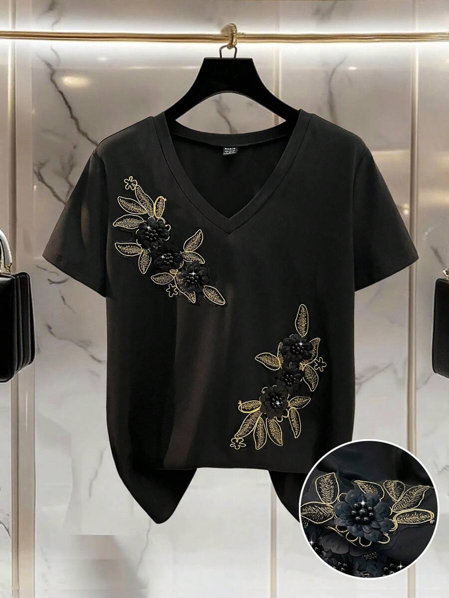 EMERY ROSE 女士休闲纯色 V 领短袖 T 恤，黑色和金色花卉刺绣和珍珠贴花，适合休闲和居家