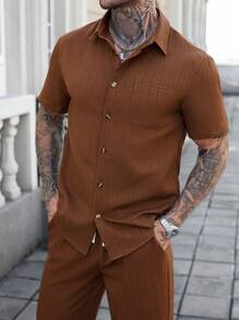 Manfinity Homme 2 piezas Conjunto de camisa de manga corta a rayas de unicolor y pantalones, conjunto de ropa casual de vacaciones, ropa de 2 piezas para hombres, conjunto de 2 piezas para hombres, ropa de verano para hombres, artículos versátiles para el transporte diario, viajes, vacaciones y salidas, regalos para esposo y novio, estilo casual y sencillo, estilo urbano maduro, estilo de caballero británico Conjunto marrón casual de 2 piezas para hombres - Óxido marrón - Ver 6