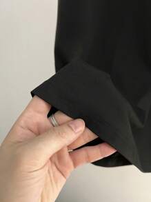 EMERY ROSE 女士休闲纯色 V 领短袖 T 恤，黑色和金色花卉刺绣和珍珠贴花，适合休闲和居家