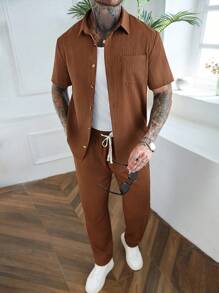 Manfinity Homme 2 piezas Conjunto de camisa de manga corta a rayas de unicolor y pantalones, conjunto de ropa casual de vacaciones, ropa de 2 piezas para hombres, conjunto de 2 piezas para hombres, ropa de verano para hombres, artículos versátiles para el transporte diario, viajes, vacaciones y salidas, regalos para esposo y novio, estilo casual y sencillo, estilo urbano maduro, estilo de caballero británico Conjunto marrón casual de 2 piezas para hombres - Óxido marrón - Ver 3