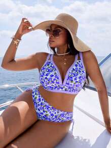 SHEIN Swim Curve Traje de baño de 2 piezas de talla grande para mujer con diseño floral aleatorio, pantalones cortos tipo triángulo de cintura alta con cordón y tirantes gruesos ajustables de moda