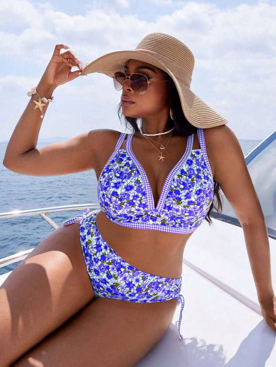 SHEIN Swim Curve Traje de baño de 2 piezas de talla grande para mujer con diseño floral aleatorio, pantalones cortos tipo triángulo de cintura alta con cordón y tirantes gruesos ajustables de moda