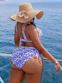 SHEIN Swim Curve Traje de baño de 2 piezas de talla grande para mujer con diseño floral aleatorio, pantalones cortos tipo triángulo de cintura alta con cordón y tirantes gruesos ajustables de moda