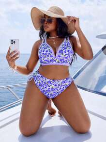 SHEIN Swim Curve Traje de baño de 2 piezas de talla grande para mujer con diseño floral aleatorio, pantalones cortos tipo triángulo de cintura alta con cordón y tirantes gruesos ajustables de moda
