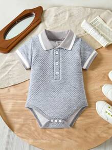 SHEIN 男婴提花针织Polo领短袖连体衣，童装，婴儿服装，适合外出、聚会、夏季穿着，男女宝宝通用款 - 淺灰色 - 查看 3