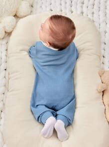 新生婴儿男孩女孩两件套蓝白柔软舒适亲肤温暖纹理华夫格面料开裆宽松连体裤可爱卡通熊衬衫领休闲百搭适合居家或外出