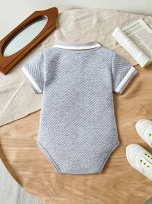 SHEIN 男婴提花针织Polo领短袖连体衣，童装，婴儿服装，适合外出、聚会、夏季穿着，男女宝宝通用款 - 淺灰色 - 查看 2