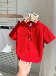 3件套男童针织Polo衫、T恤和短裤套装，红色短袖衬衫，针织上衣搭配白色短裤（含腰带），舒适休闲时尚，适合春、夏、秋、冬四季穿着，室内外皆宜，可日常穿着，也适合运动、派对、拍照、节日、街头风、返校、圣诞节、新年等场合。