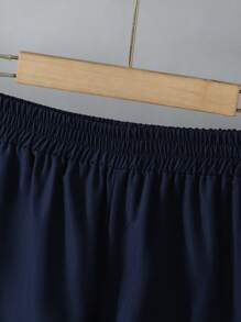 Set di 2 pezzi con maglietta girocollo multicolore in maglia, abbinata a pantaloncini, molto adatto per pendolarismo, andare a scuola, attività all'aperto ecc. come combinazione quotidiana.