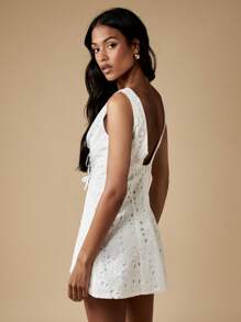 MISSGUIDED Vestido de verano mini de encaje inglés bordado con botones delanteros, cuello en V con lazo, corte evasé, para fiestas, playa y vacaciones - Blanco - Ver 2