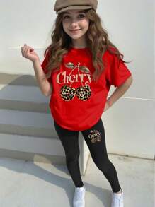 SHEIN Conjunto de 2 piezas de niña joven casual con camiseta de manga corta con estampado divertido de letras gráficas y leopardo de cereza, y leggings - Multicolor - Ver 1
