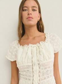 Nöista Blusa com decote quadrado, modelagem peplum e tecido texturizado com detalhes em renda, além de amarração; design leve e respirável, perfeito para praia, looks casuais para celebrações do Orgulho LGBTQIA+ e aeroporto; peça versátil para o verão. - Branco - Ver 4