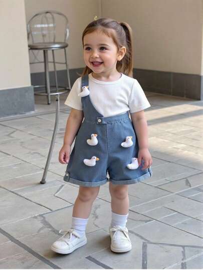 SHEIN Playful Pals 2pcs Baby Girl Simple White T-Shirt + 3D Cartoon Duck Decor Strap Denim Shorts, Cute Versatile Comfortable Elastic Waist Rolled Hem Leg Design Summer Outfit Duck Toddler Clothes Girl Toddler Overall Dress