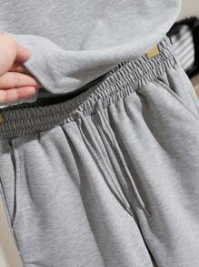 SHEIN 2 件套女士休闲宽松心形刺绣短袖上衣和短裤 - 灰色 - 查看 3
